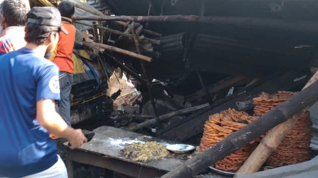 নিয়ন্ত্রণ হারিয়ে খাবার হোটেলে কাভার্ড ভ্যান, নিহত ৫