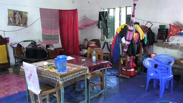 বরিশালে স্ত্রী-সন্তান নিয়ে শ্রেণিকক্ষ দখল করে শিক্ষকের বসবাস