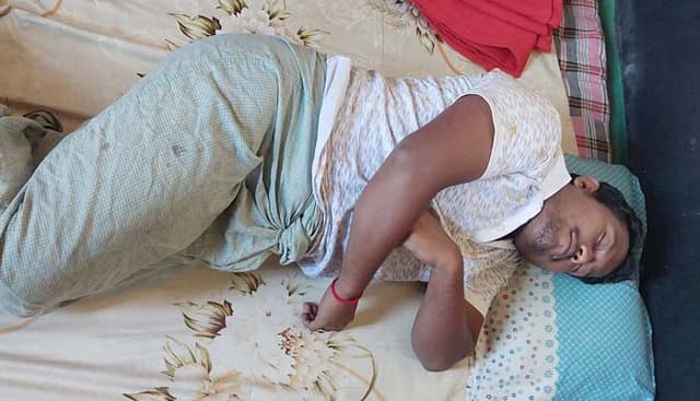 পেশাগত দায়িত্বপালনকালে গুরুতর আহত চিত্র সাংবাদিক অপূর্ব বাড়ৈ