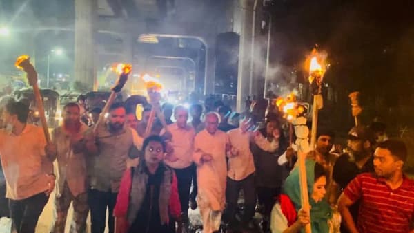 অবরোধে সমর্থনে রাজধানীতে রিজভীর নেতৃত্বে মশাল মিছিল