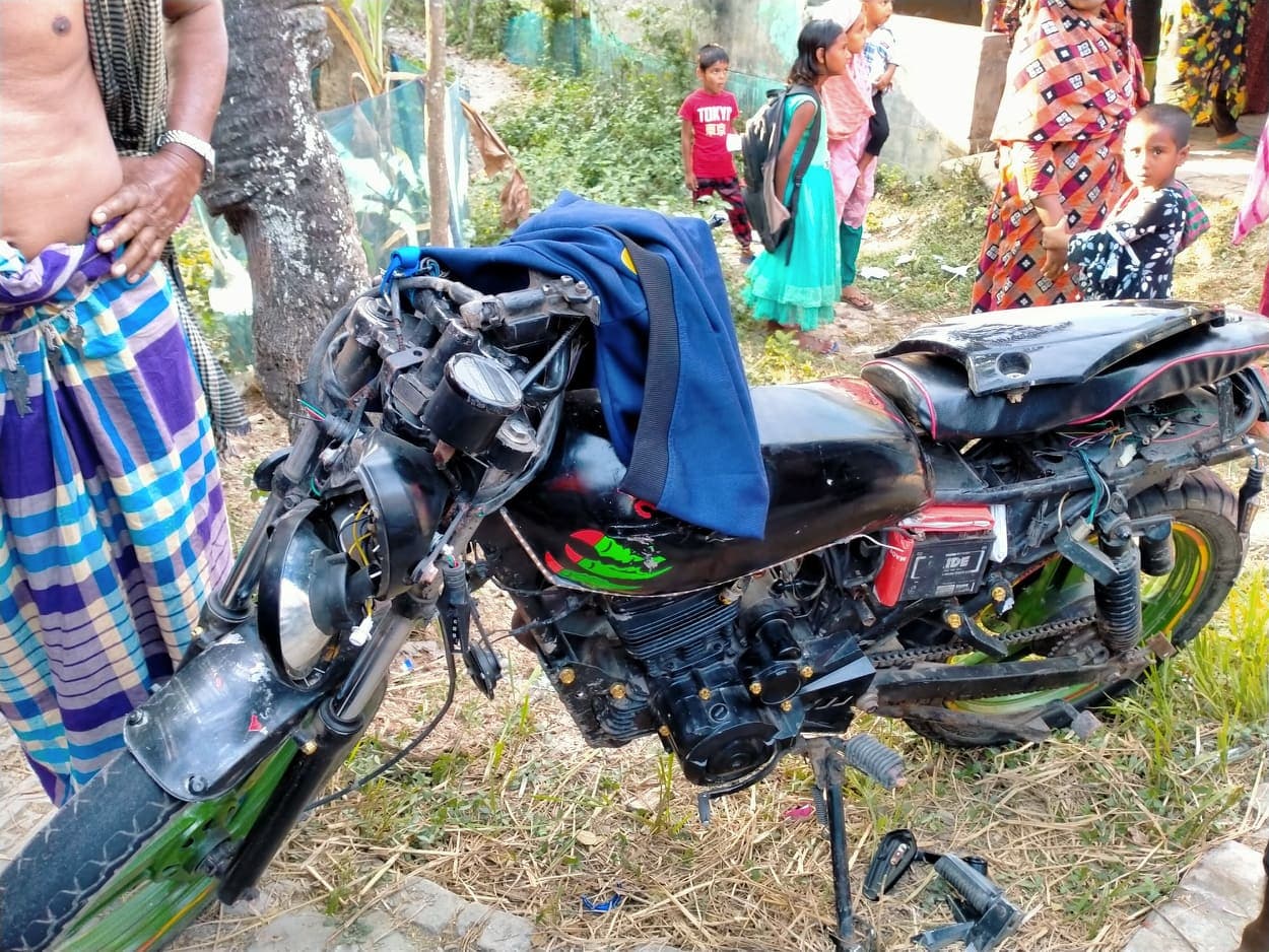আশাশুনি সাতক্ষীরা সড়কে সড়ক দুর্ঘটনায় আহত, ২