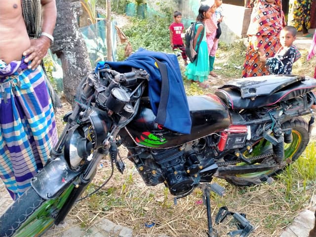 আশাশুনি সাতক্ষীরা সড়কে সড়ক দুর্ঘটনায় আহত, ২