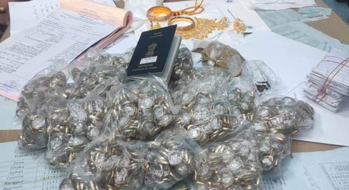 হিলি চেকপোস্টে ৯ ভরি স্বর্ণ অলংকার ও ৬ কেজি পিতলের আংটি জব্দ