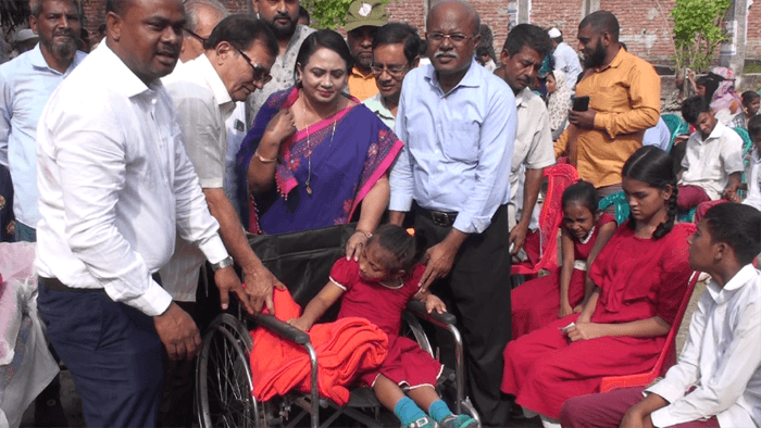মাদারীপুরে প্রতিবন্ধী ও অসহায়দের মাঝে কম্বল ও হুইল চেয়ার বিতরণ