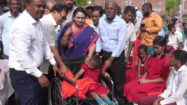 মাদারীপুরে প্রতিবন্ধী ও অসহায়দের মাঝে কম্বল ও হুইল চেয়ার বিতরণ
