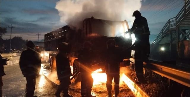 কালিয়াকৈরে চলন্ত মালবাহী ট্রাকে আগুন