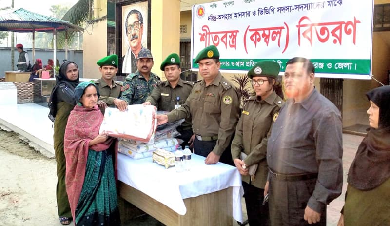 বরিশালে আনসার ভিডিপি সদস্যদের মাঝে কম্বল বিতরণ