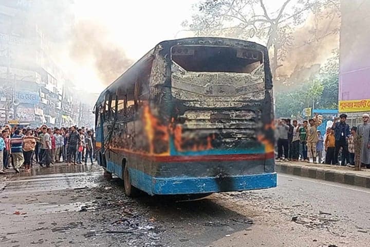 গুলিস্তানে বাসে আগুন