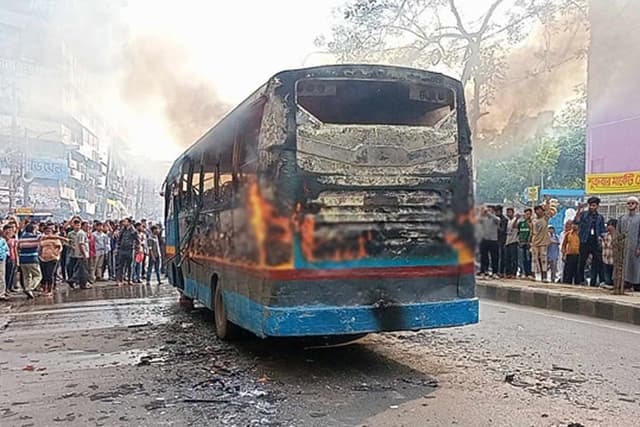 গুলিস্তানে বাসে আগুন