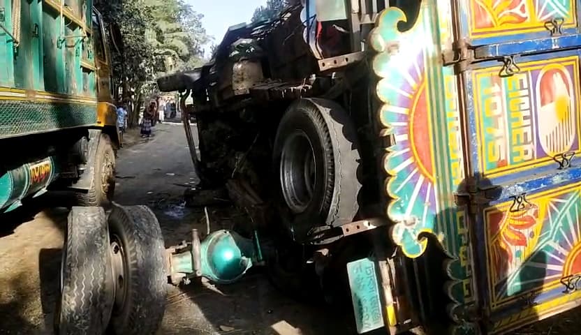 জামালপুরে চোরের গরু বুঝাই ট্রাক উল্টে চোর নিহত, আহত দুই