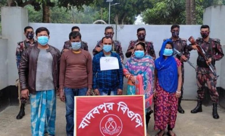 ঝিনাইদহ সীমান্ত অতিক্রমকালে এক ভারতীয় নাগরিকসহ ৬ বাংলাদেশী আটক