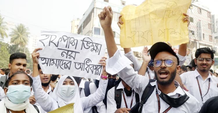 ট্টগ্রামে নগরীতে শিক্ষার্থীদের হাফ ভাড়ার ঘোষণা