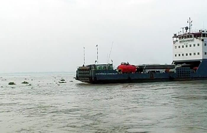 পাটুরিয়া-দৌলতদিয়া নৌরুটে ফেরি চলাচল ব্যাহত