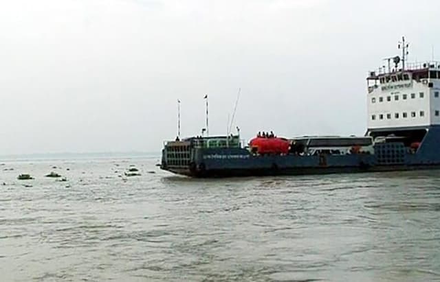 পাটুরিয়া-দৌলতদিয়া নৌরুটে ফেরি চলাচল ব্যাহত