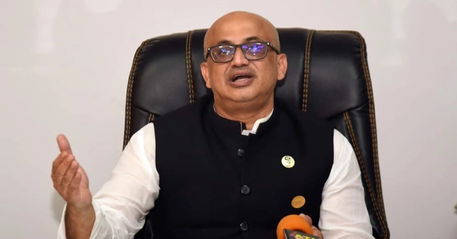 তথ্য প্রতিমন্ত্রীকে পদত্যাগের নির্দেশ