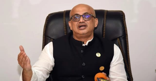 তথ্য প্রতিমন্ত্রীকে পদত্যাগের নির্দেশ