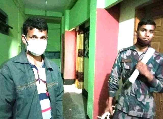 বিরামপুরে ১কোটি ৬০ লক্ষ টাকা মূল্যের সাপের বিষসহ আটক ১