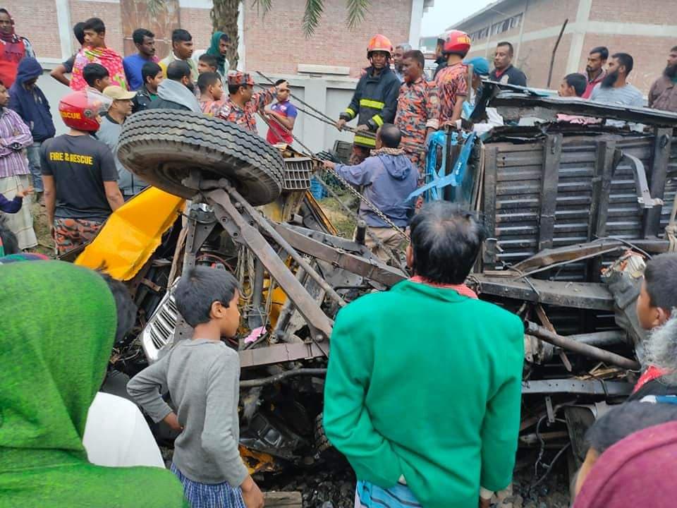 নাটোরে ট্রেনের ধাক্কায় ট্রাক ভেঙে চুরমার,ছয় ঘন্টা পর লাইন সচল