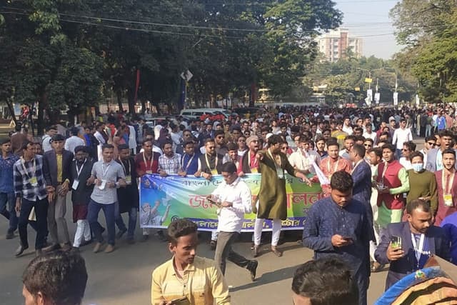 সোহরাওয়ার্দী উদ্যান অভিমুখে ছাত্রলীগ নেতাকর্মীদের ঢল
