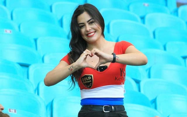 স্তনের মাঝে মোবাইল গুঁজে নগ্ন ফটোশুট, সেই মডেল এখন ব্রাজিলের সমর্থক