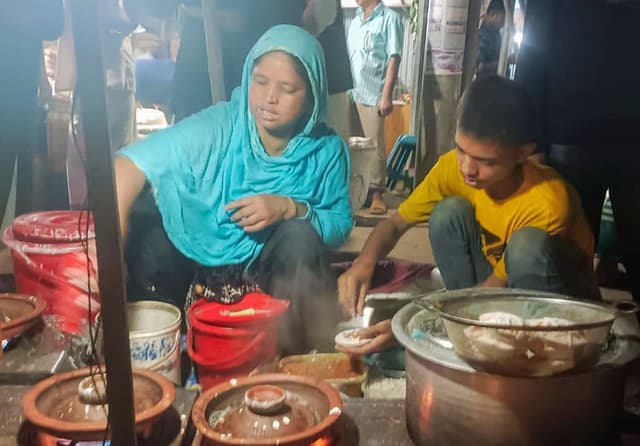 শীতের পিঠা বিক্রি করেই চলে মলেকার সংসার