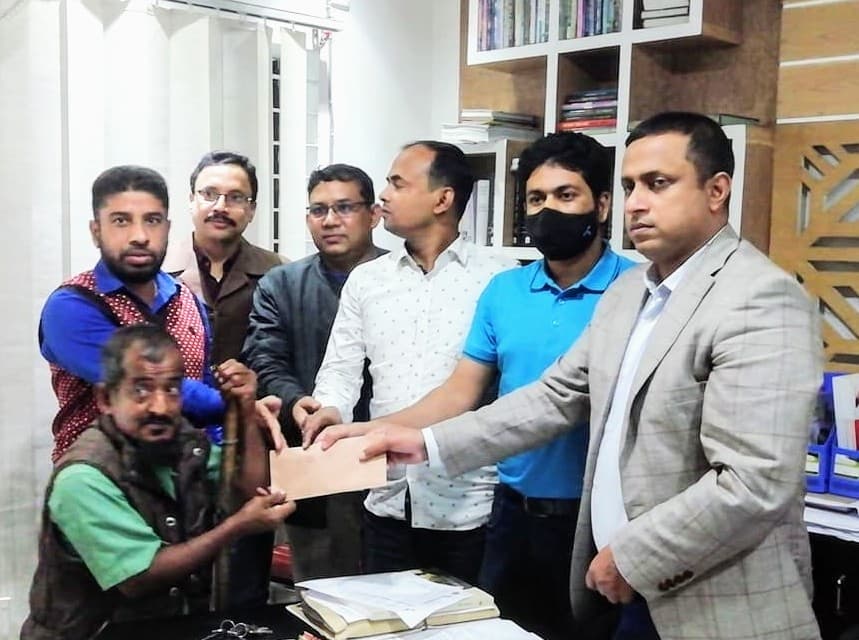 গোয়ালন্দে চার ভিক্ষুককে পুনর্বাসনের জন্য নগদ অর্থ সহায়তা প্রদান