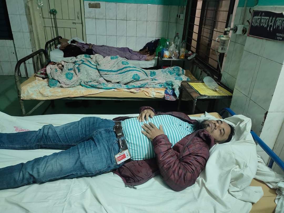 শরীয়তপুর সাব রেজিস্ট্রার অফিসে সাংবাদিকের ওপর সন্ত্রাসী হামলা