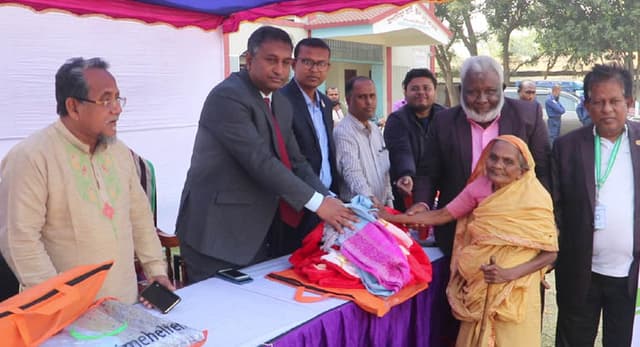 নওগাঁয় ৫'শ পরিবার পেল শীতবস্ত্র