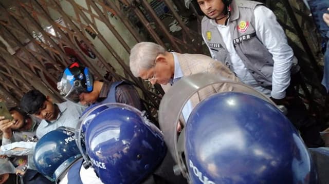 বিএনপির কেন্দ্রীয় কার্যালয়ে পুলিশের অভিযান