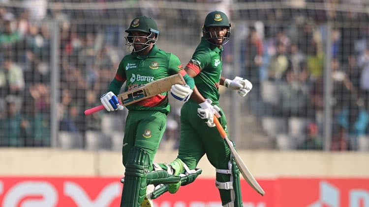 ধ্বংসস্তূপে দাঁড়িয়ে লড়ছেন মাহমুদউল্লাহ-মিরাজ