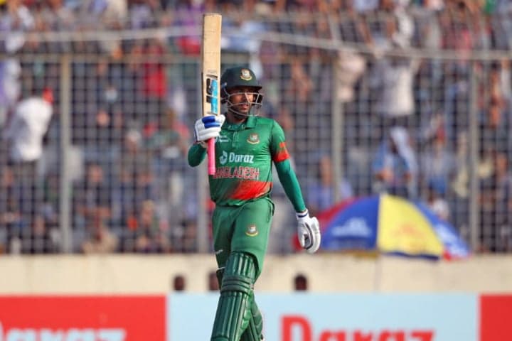 ক্যারিয়ার সেরা ইনিংস, শেষ বলে সেঞ্চুরি মিরাজের