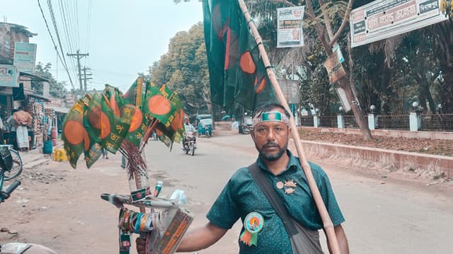 পাঁচবিবিতে মৌসুমী ফেরিওয়ালাদের পতাকা বিক্রির ধুম
