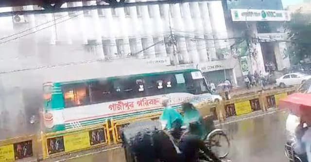 মতিঝিলে যাত্রীবাহী বাসে আগুন