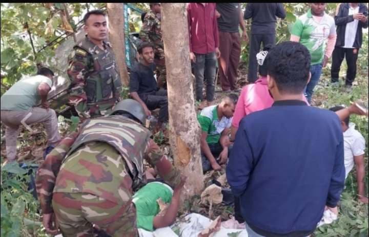 সাজেক থেকে ফেরার পথে জিপ উল্টে ১০ পর্যটক আহত