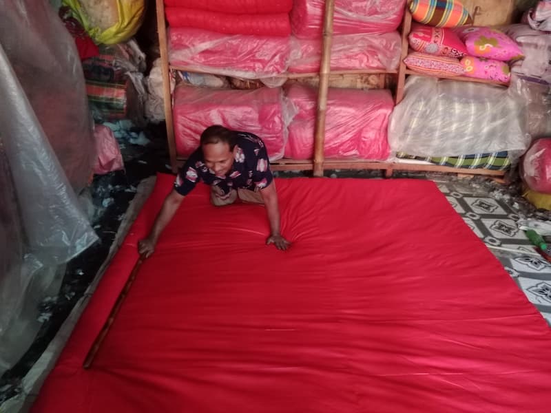 সরাইলে শীতে লেপ-তোশক কারিগরদের ব্যস্ততা বেড়েছে