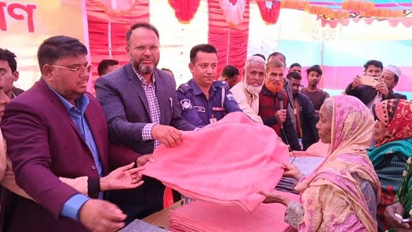 জয়পুরহাটে ১ হাজার শীতার্থের মাঝে কম্বল বিতরণ