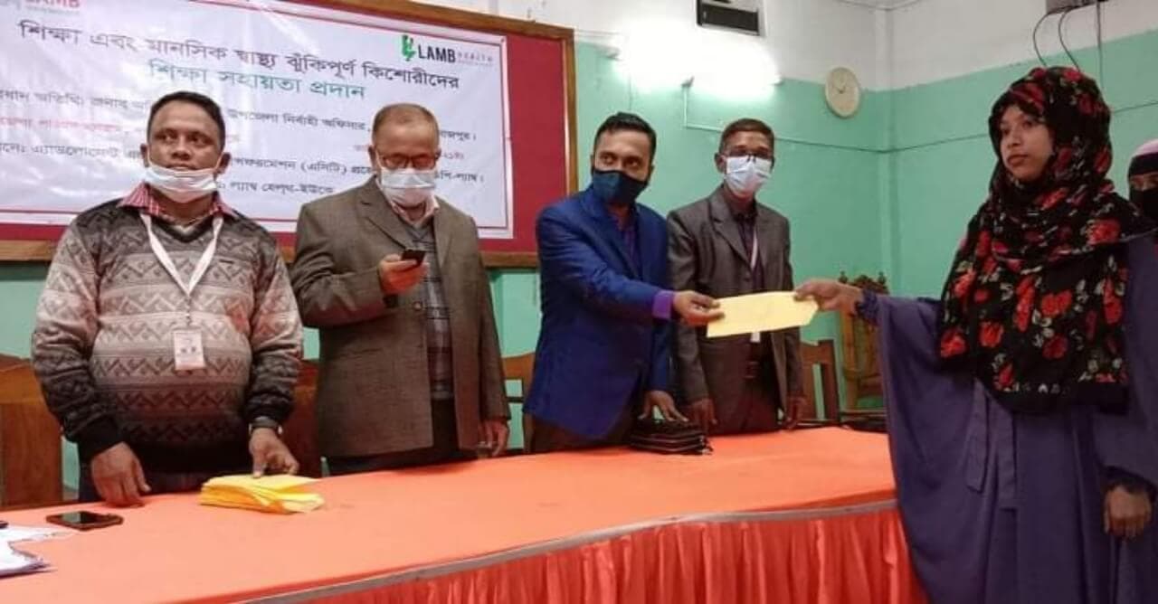 ল্যাম্পের  সহায়তায় নবাবগঞ্জে কিশোরীদের মাঝে আর্থিক সহায়তা প্রদান
