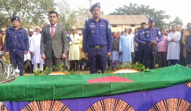 হিলিতে রাষ্ট্রীয় মর্যাদায় বীর মুক্তিযোদ্ধা জহির উদ্দিনের দাফন সম্পন্ন