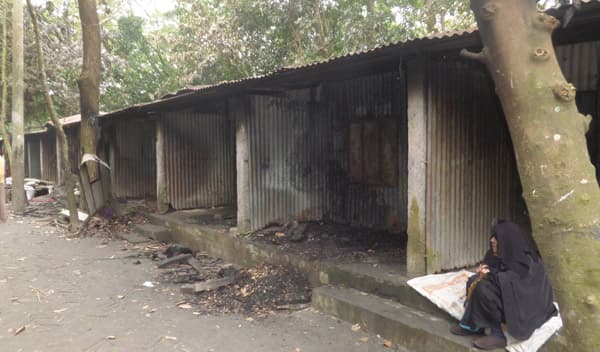 কাজির হাটে আগুনে  পুরলো আশ্রয়ন প্রকল্পের ১০ টি ঘর