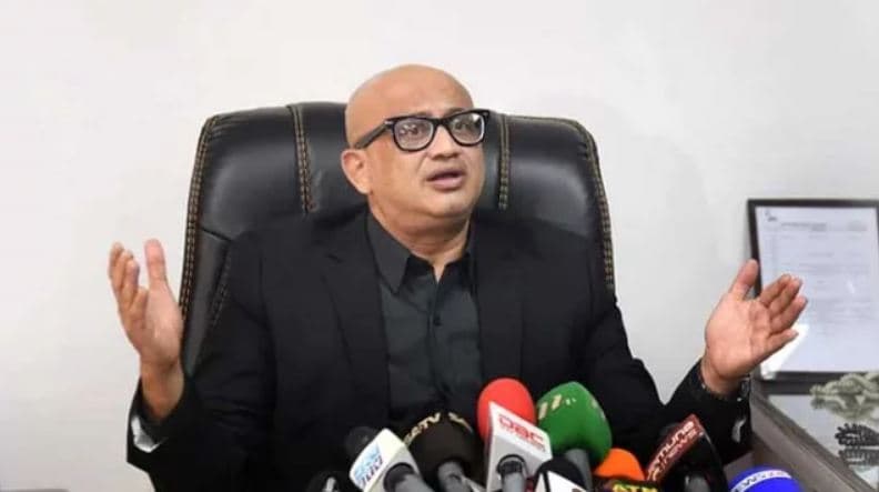 দেশ ছাড়ার উদ্দেশে বিমানবন্দরে ডা. মুরাদ হাসান