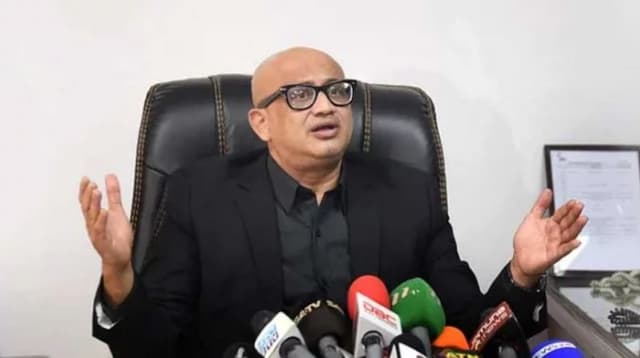 দেশ ছাড়ার উদ্দেশে বিমানবন্দরে ডা. মুরাদ হাসান