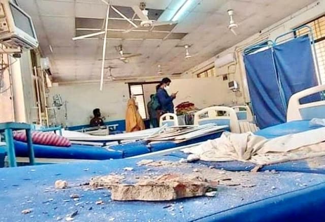 কুষ্টিয়া ২৫০ শয্যা হাসপাতাল রোগীর ওপর ধসে পড়ল ছাদের ঢালাই
