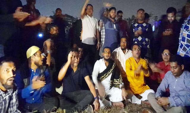 গোলাপবাগ মাঠে বিএনপি নেতাকর্মীরা, গান গেয়ে সময় পার