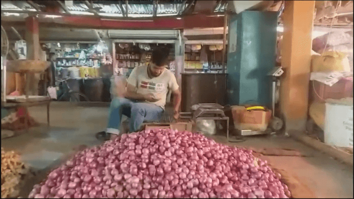 দেশে এলো ৬০ মেট্রিক টন ভারতীয় পেঁয়াজ