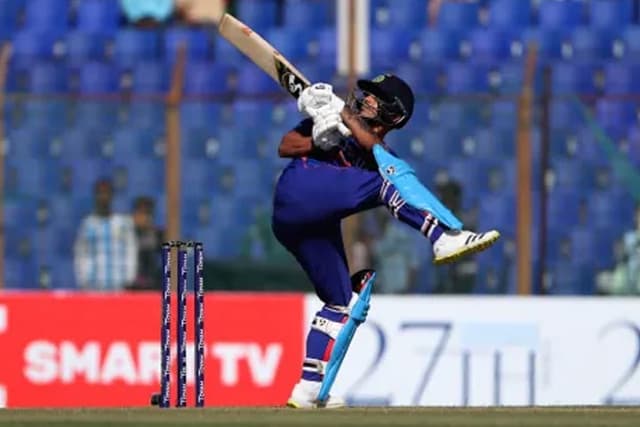 সাকিব-তাসকিনদের দিশেহারা করে ঈশানের শতক