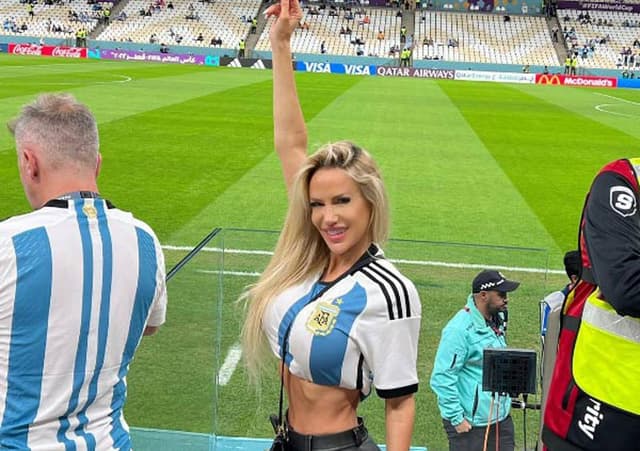 বিশ্বকাপ জিতলে নগ্ন হয়ে দৌড়ানোর প্রতিশ্রুতি মডেলের!