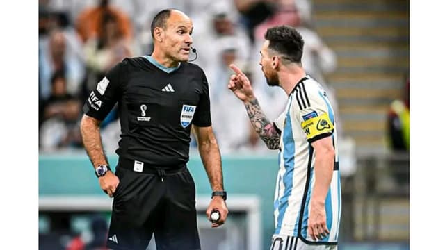 এই রেফারিকে এমন ম্যাচে দেওয়া উচিত না: মেসি
