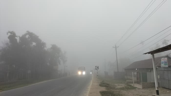 ভূরুঙ্গামারীতে শীতের আগমনী বার্তা দিচ্ছে ঘন কুয়াশা