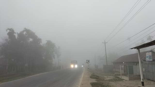 ভূরুঙ্গামারীতে শীতের আগমনী বার্তা দিচ্ছে ঘন কুয়াশা