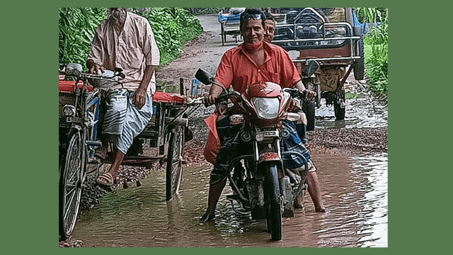 সলঙ্গা-তাড়াশ রোডে শুষ্ক মৌসুমেও পানি, ঝুঁকি নিয়ে চলাচল করছে যানবাহন